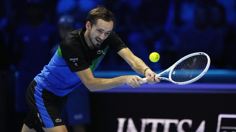 В тренировочном режиме: Медведев уступил Алькарасу и сыграет с Синнером в полуфинале Итогового турнира ATP