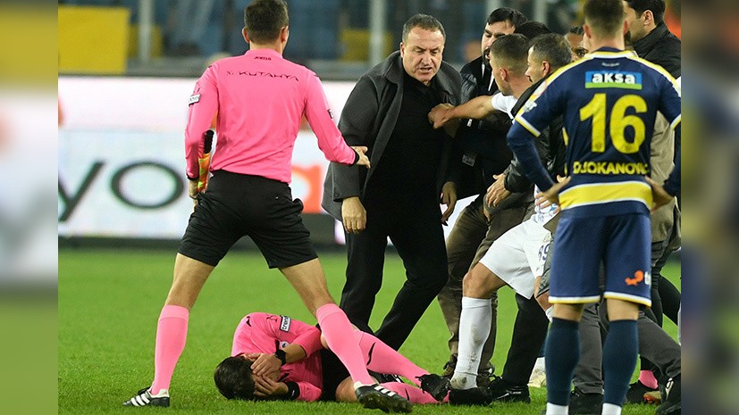 «Бесчеловечное и низкое»: президент «Анкарагюджю» арестован за нападение на арбитра после матча